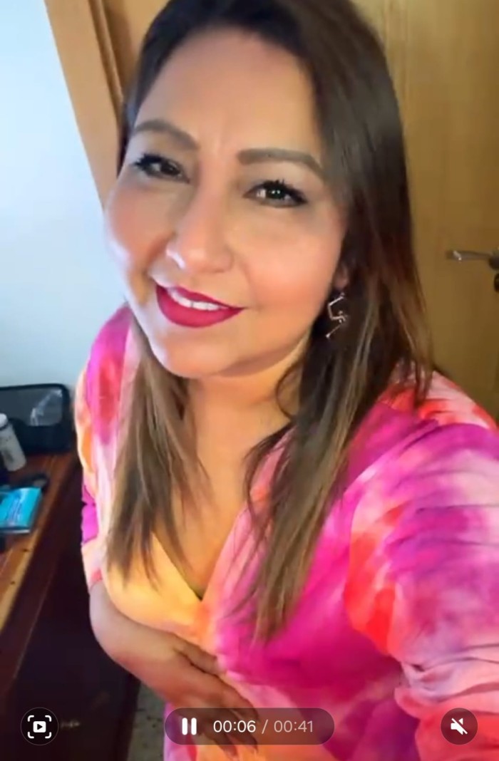 MUJER COMPLACIENTE SIN LIMITES EN SAGRADA FAMILIA