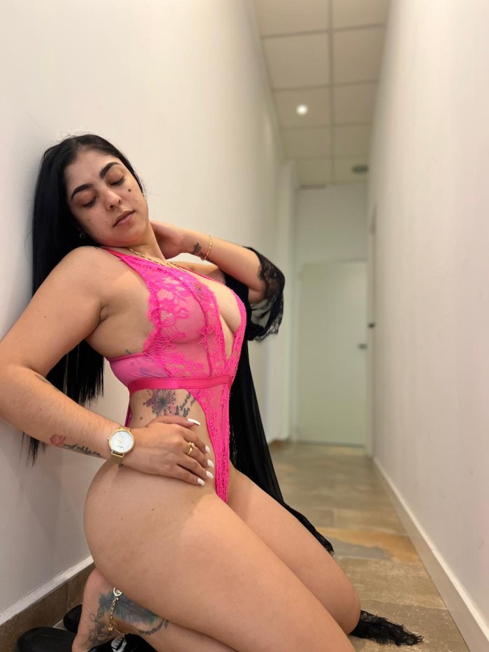 RICA LATINA CON UN COÑO APRETADITO