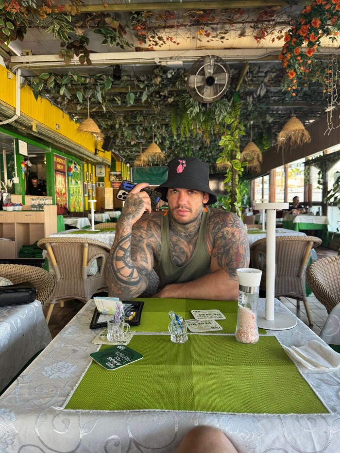 PRESENCIA QUE IMPONE Y ATRAE, 672131237