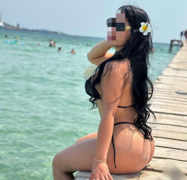 Divina y exclusiva latina en la roda