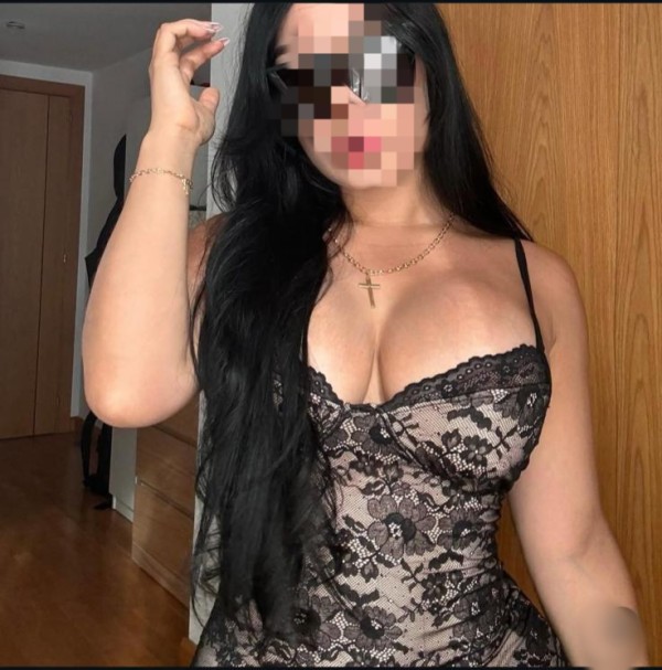 Morena latina encantadora en la roda