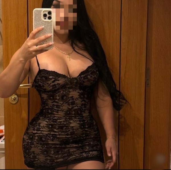 Morena latina encantadora en la roda