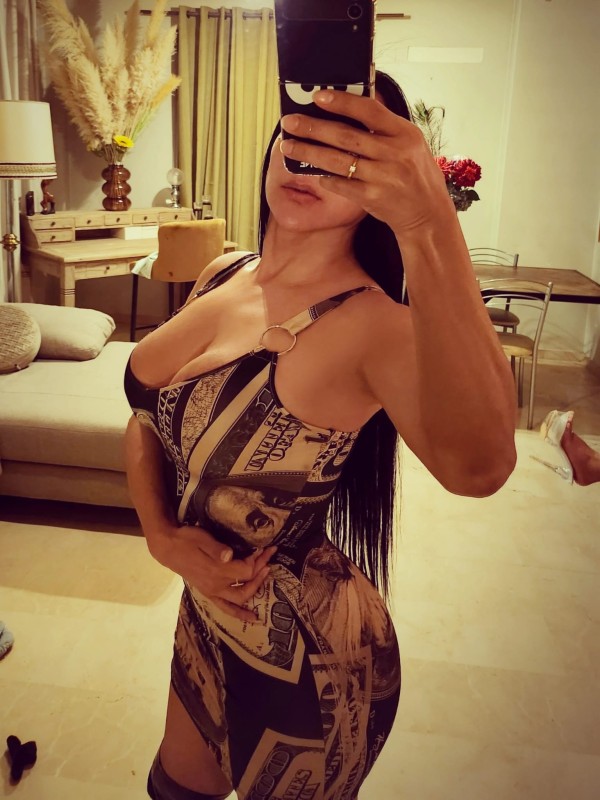 Me encantan los hombres solventes yo una mujer trans cachonda fiestera dive