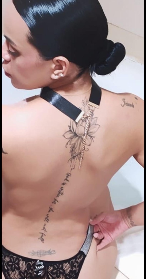 Chica latina de paso en la ciudad