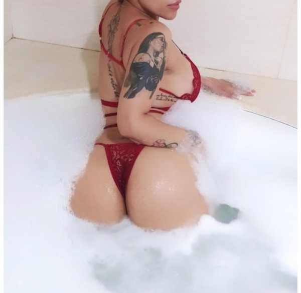 Chica latina de paso en la ciudad