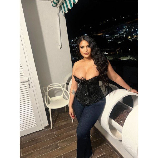 CURVY EXPLOSIVA SIEMPRE ARDIENDO EN VECINDARIO