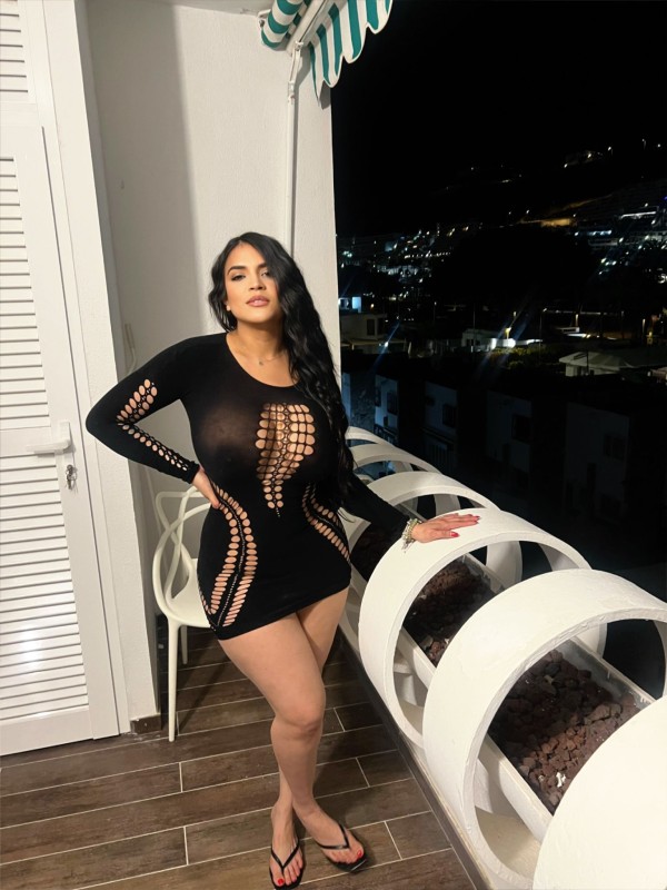 CURVY EXPLOSIVA SIEMPRE ARDIENDO EN VECINDARIO
