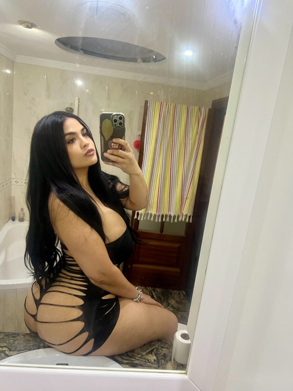 CURVY EXPLOSIVA SIEMPRE ARDIENDO EN VECINDARIO