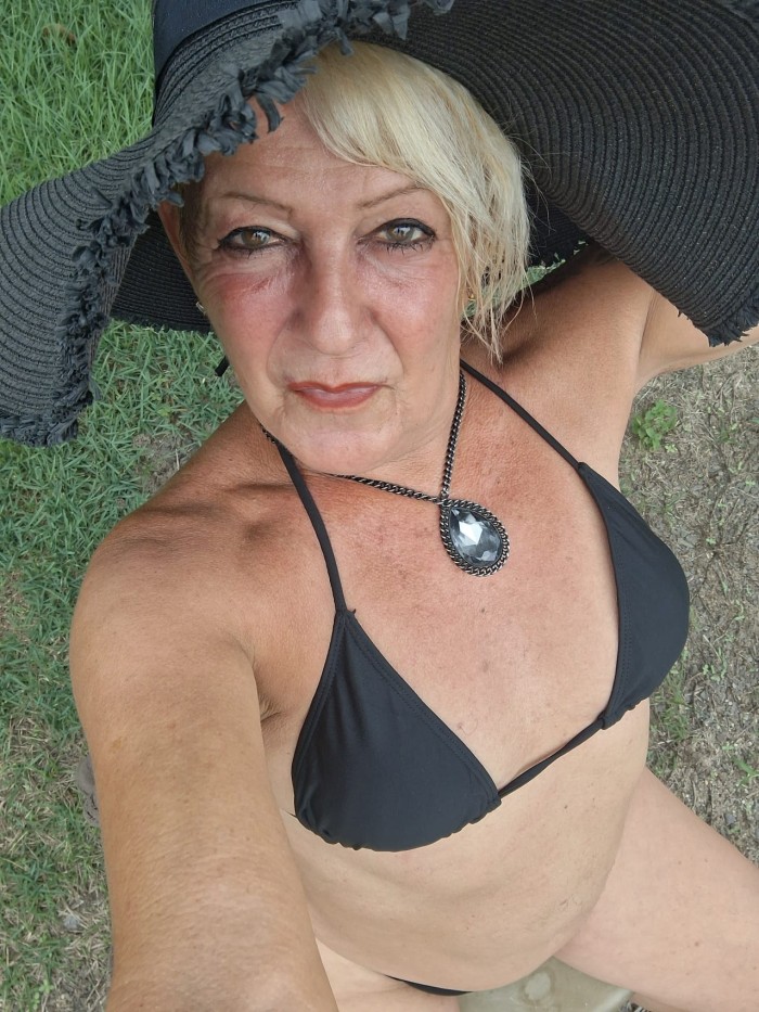 PAMELITA EN SILLA VALENCIA