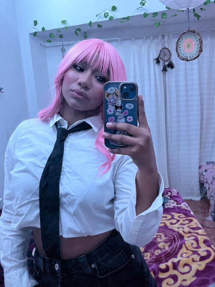 Jovencita morena dispuesta