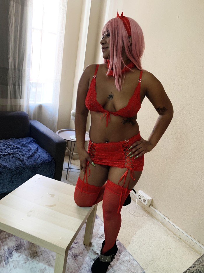 Jovencita morena dispuesta cachonda