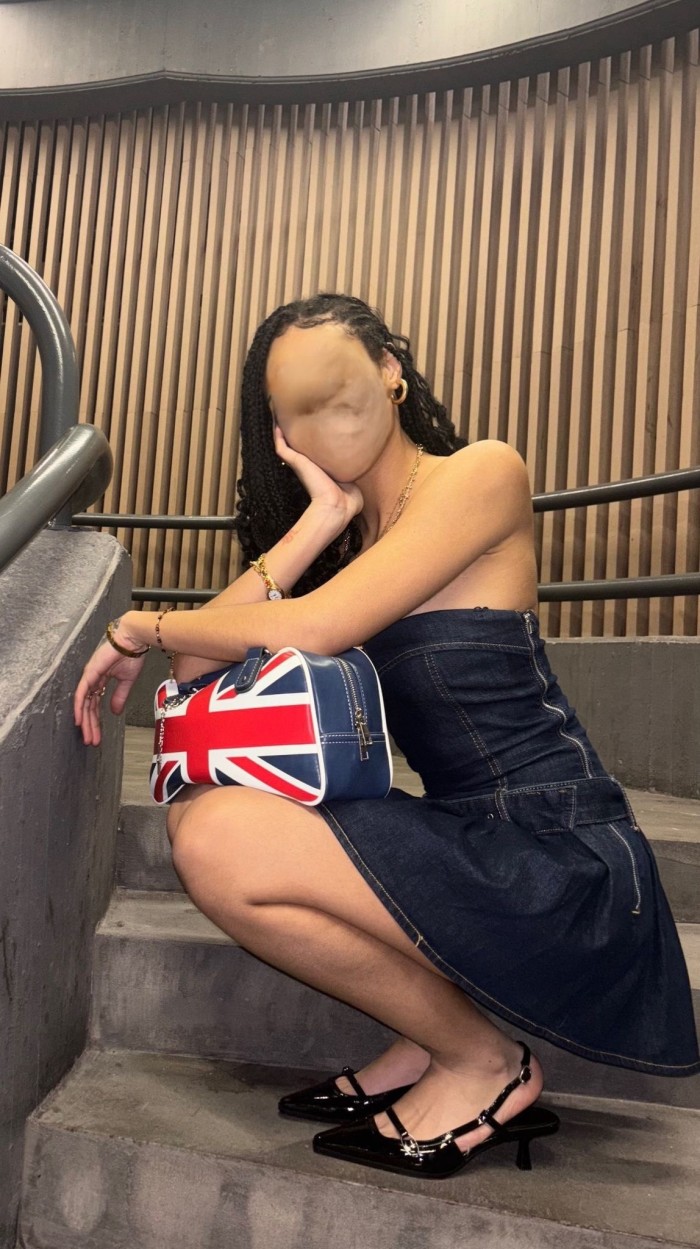 Albany jovencita recién llegada a la isla