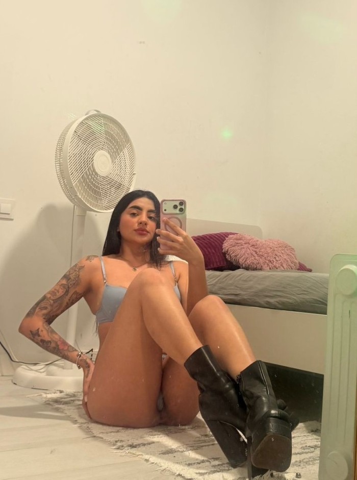 EMMA, NIÑATA SÚPER ARDIENTE