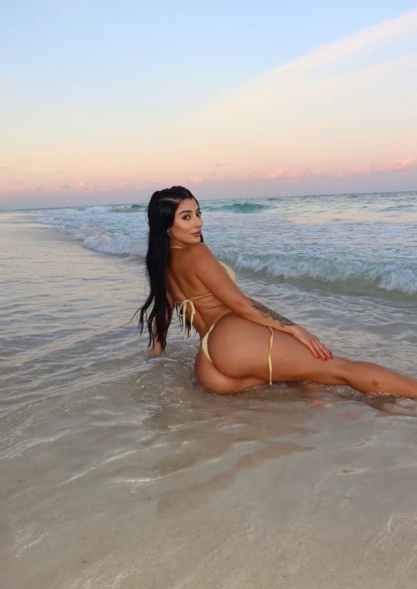 LARA UNA CHICA DE LUJO