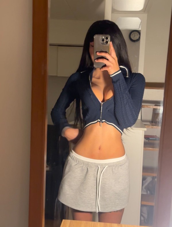 JOVENCITA GOLOSA POLLONA TETONA SENSUAL Y COMPLACIENTE
