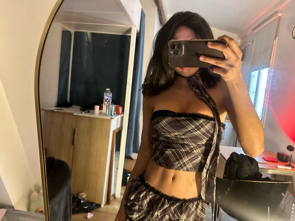 JOVENCITA GOLOSA POLLONA TETONA SENSUAL Y COMPLACIENTE