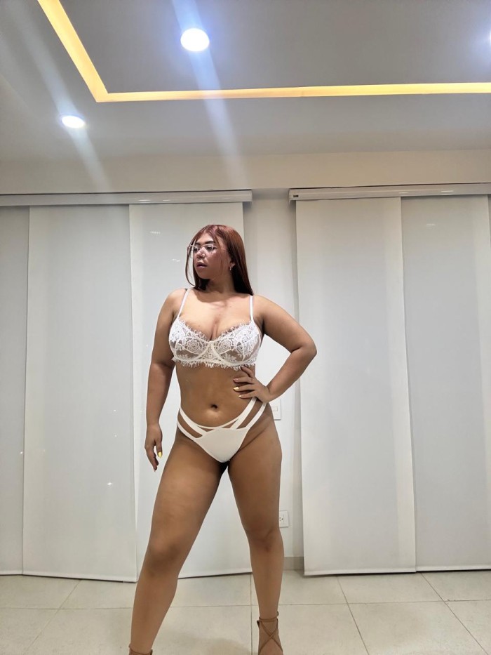 Sexi morena candente en vía julia