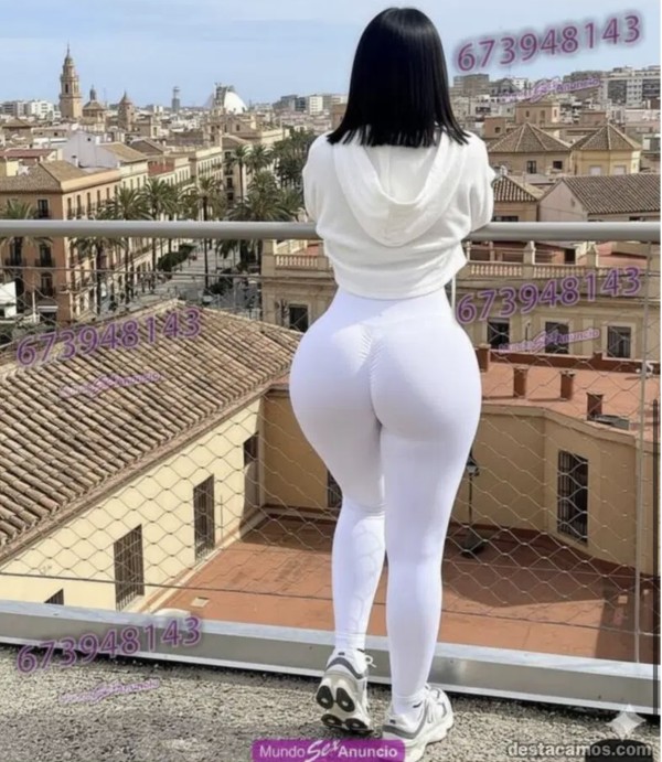 Hermosa chica de curvas en arrecife