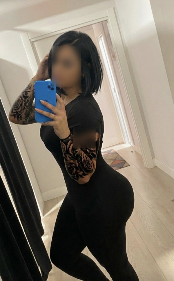 Hermosa chica de curvas en arrecife