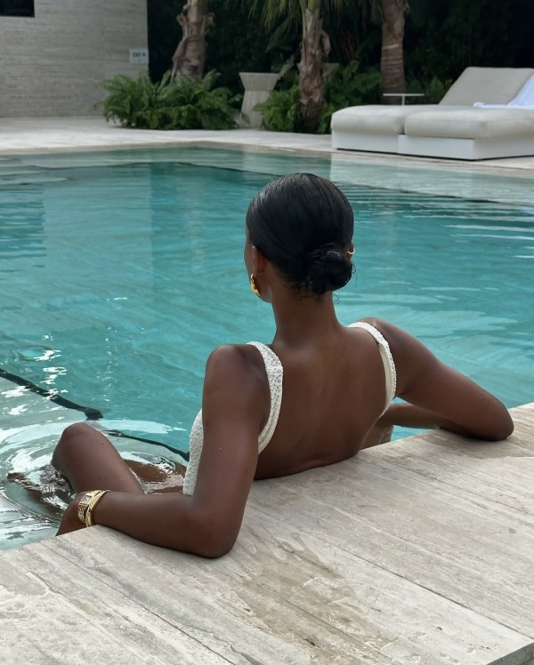 ELEGANTE MORENA EN MABELLA -BLACK LATINA
