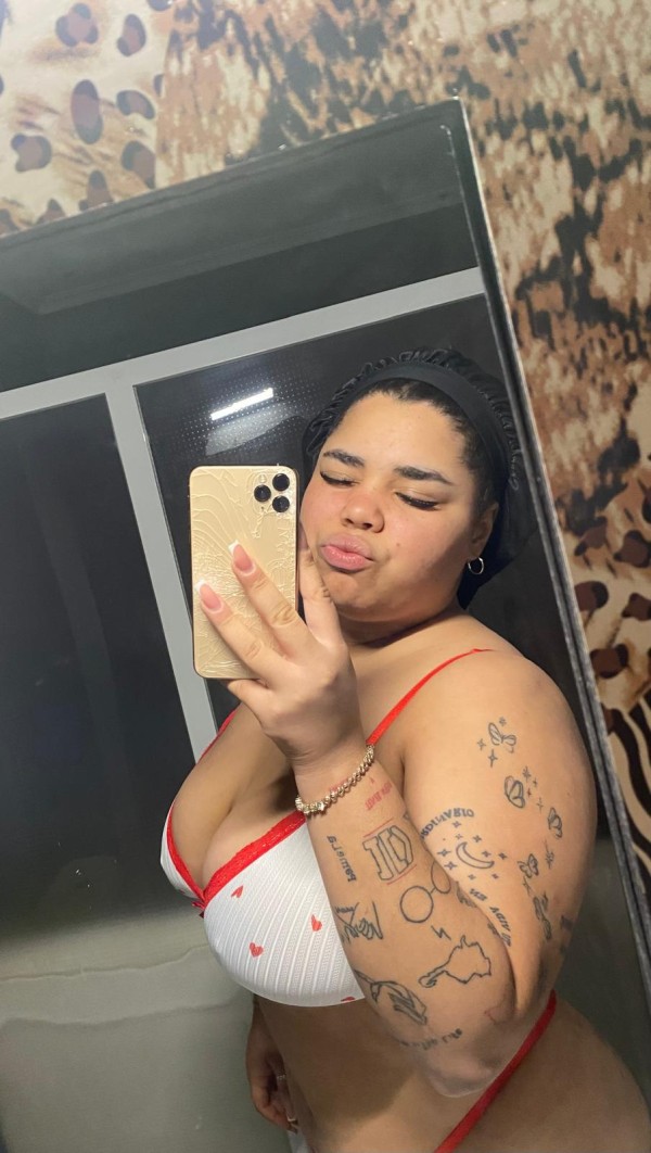 LA CURVY MÁS CACHONDA FIESTERA IMPLICADA TETAS RIQUÍSIMAS!!