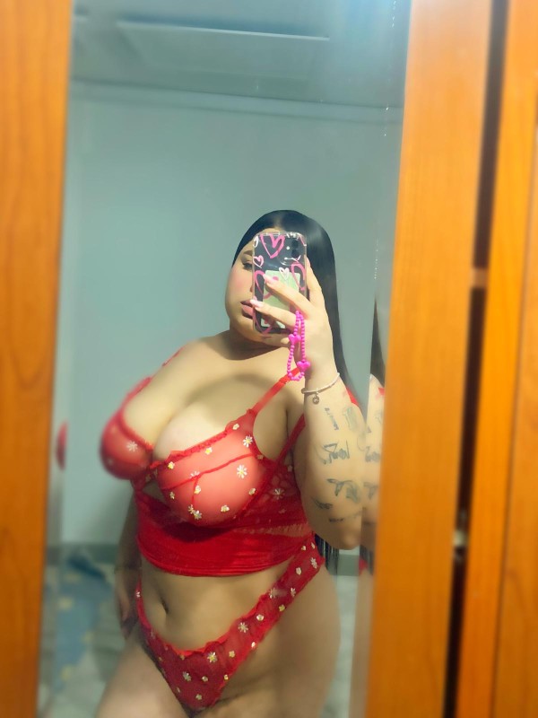 LA CURVY MÁS CACHONDA FIESTERA IMPLICADA TETAS RIQUÍSIMAS!!