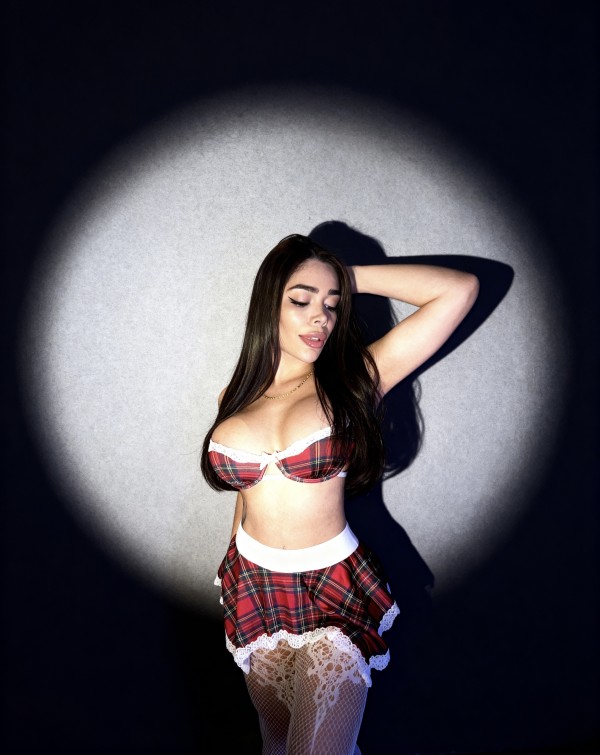 POR PRIMERA VEZ CHICA DE LUJO