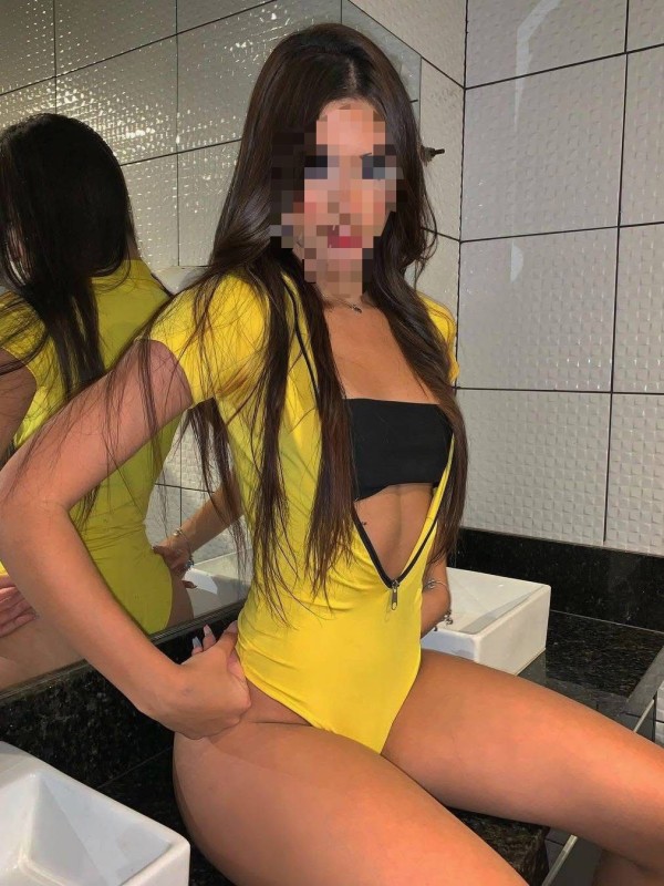 Jovencita muy guapa y fogosa, con unas caderas de infarto