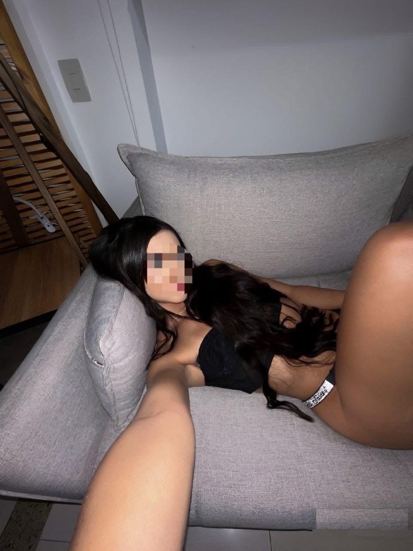 Jovencita muy guapa y fogosa, con unas caderas de infarto