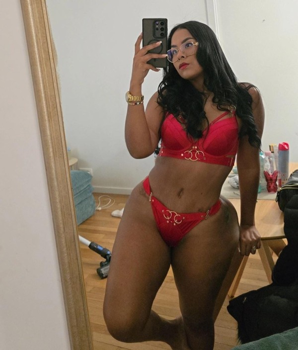 Una Latina Sensual Y Extrovertida
