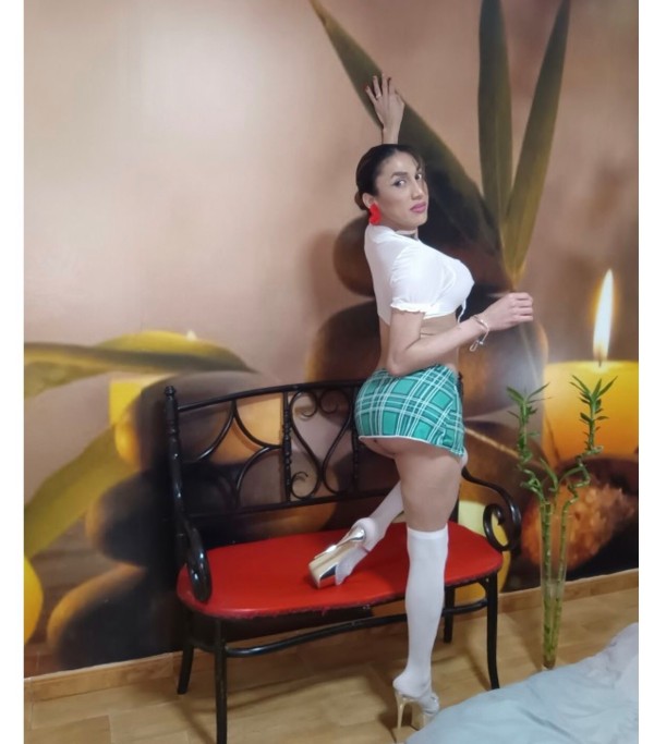 Chica trans latina de paso en la ciudad