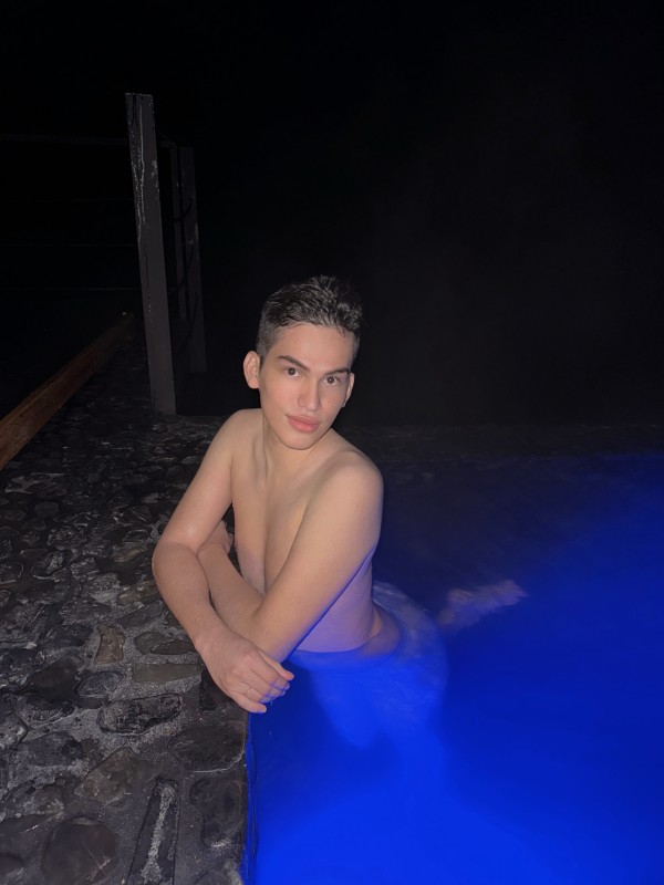Hermoso femboy delicado y femenino