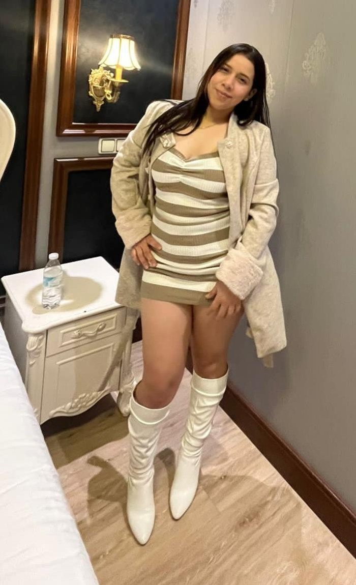 LAURI ARDIENTE Y HERMOSA