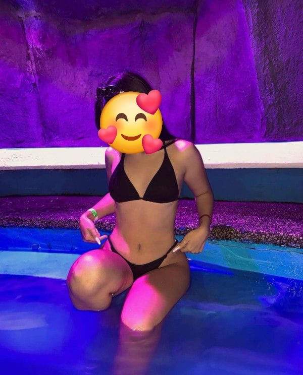 JOVEN AGRADABLE SEXY DELGADA EN SABINILLAS