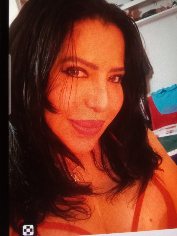 Mujer madurita ardiente y jugosa con buenas tetas.