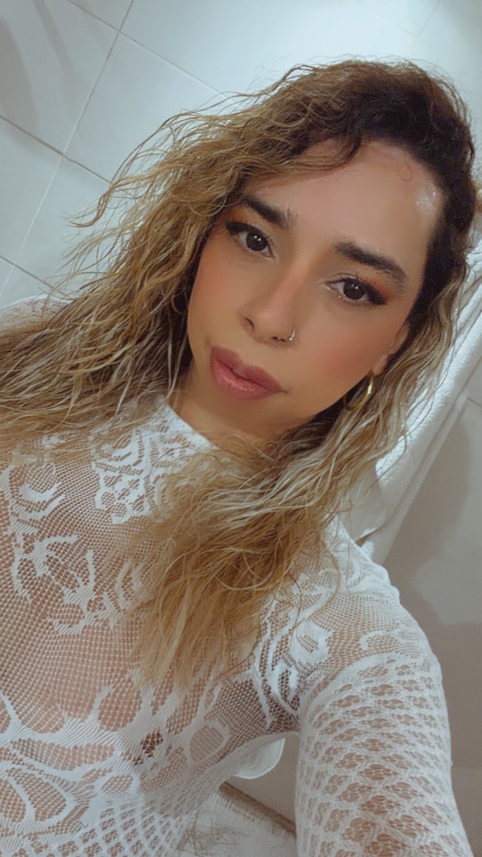Chica trans brasileña súper cachonda