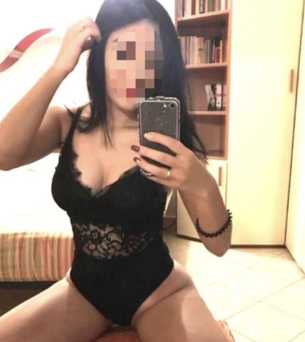 Tengo el coño majadito y caliente estrecho para ti