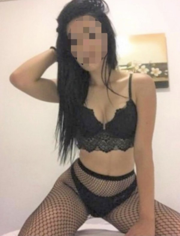 Tengo el coño majadito y caliente estrecho para ti