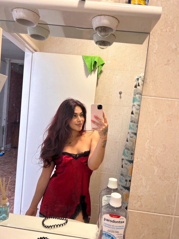 Joven y hermosa mujer trans  super novedad