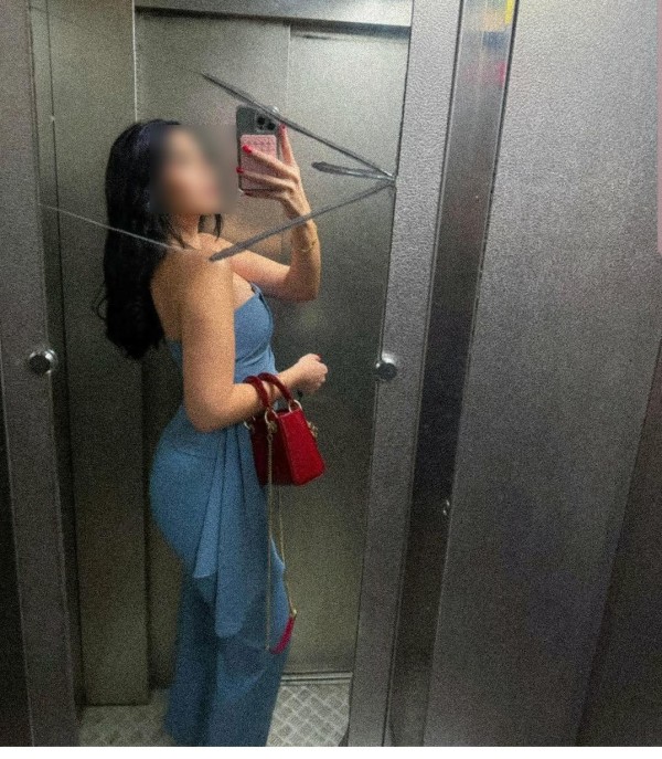 Mujer sexy estilizada con unas piernas largas e interminables.Fotos caseras