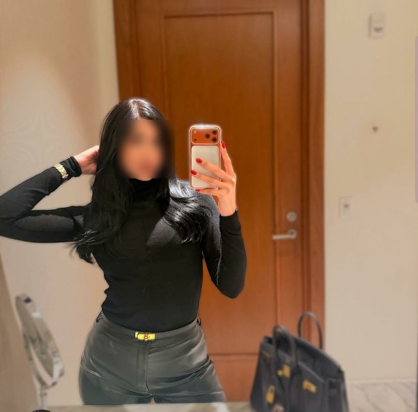 Mujer sexy estilizada con unas piernas largas e interminables.Fotos caseras