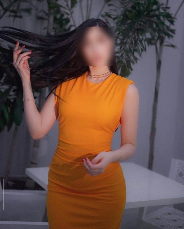 Mujer sexy estilizada con unas piernas largas e interminables.Fotos caseras