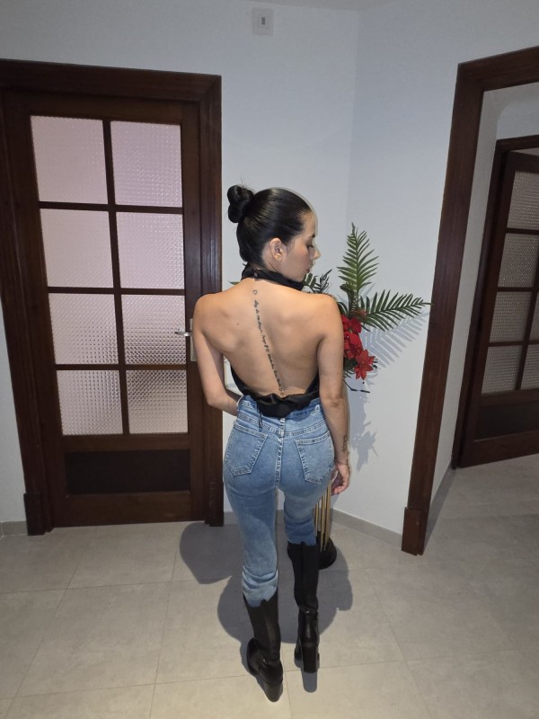 MUÑEQUITA CON EL CONEJITO MUY HÚMEDO! TE ESPERO