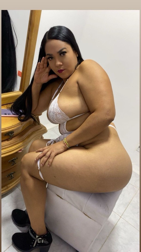 Cachonda y divertida fiestera