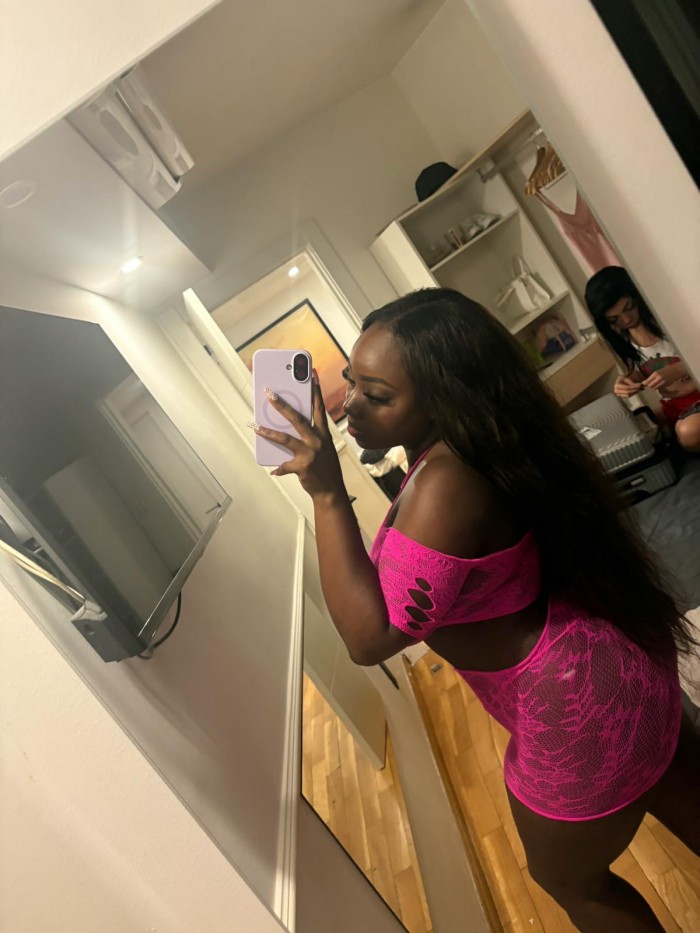 Morena divina jovial candente y fiestera