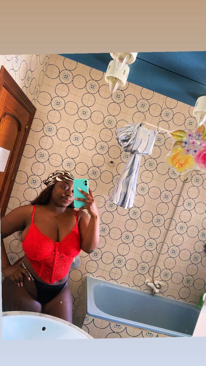Morena divina jovial candente y fiestera