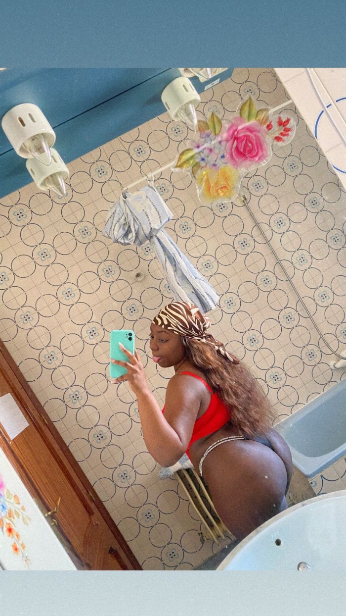 Morena divina jovial candente y fiestera