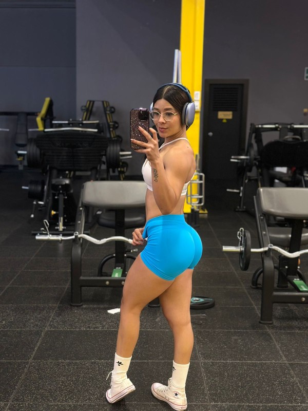 EMMA 19 AÑOS MUY TRAVIESA , CACHONDA Y FESTERA