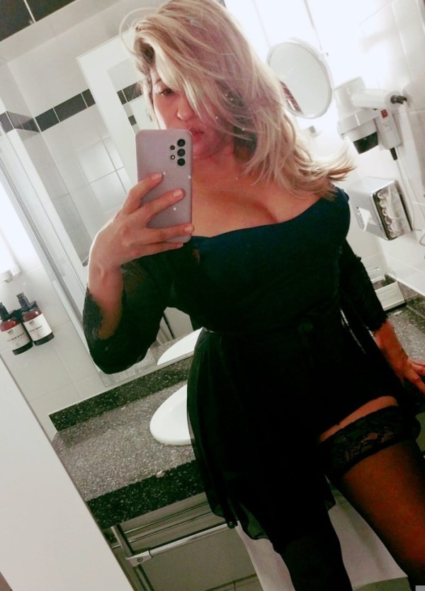 BRASILEIRA DE LUJO EXPLOSIVA Y JUGUETONA