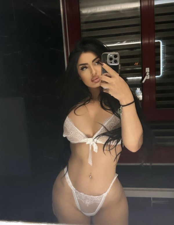 Bella en centro de Benidorm real